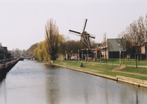 501203 Gezicht op de Leidsche Rijn te Utrecht met links de Leidseweg en rechts de houtzaagmolen De Ster.